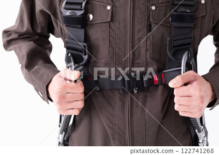 配戴建築安全帶的圖片（庫存照片） 122741268