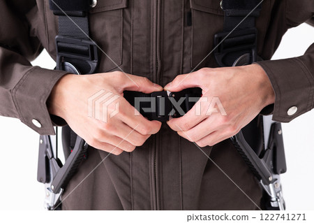 配戴建築安全帶的圖片（庫存照片） 122741271