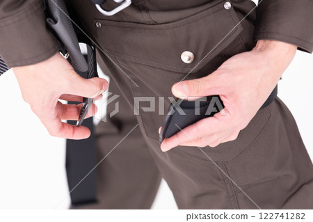 配戴建築安全帶的圖片(庫存照片) 配戴建築安全帶的圖片(庫存照片) 122741282