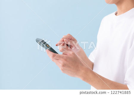 一名男子操作智慧型手機的影像(庫存照片) 一名男子操作智慧型手機的影像(庫存照片) 122741885