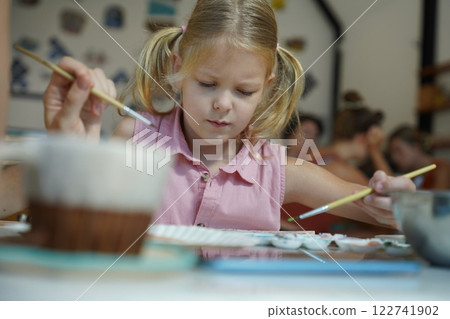A young mother and her daughter enjoy a creative art session at home  122741902