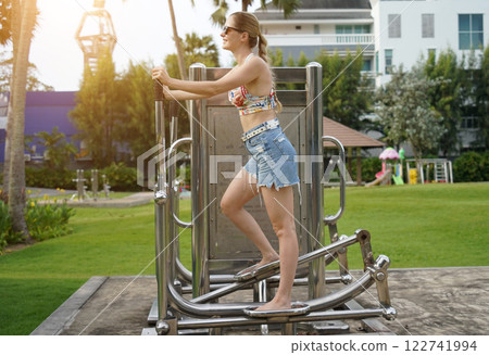 A young woman enjoying an workout outdoors  122741994