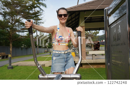 A young woman enjoying an workout outdoors  122742248