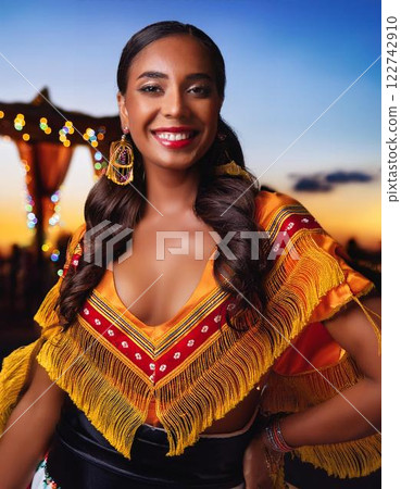 身著墨西哥服飾的成年女性 122742910