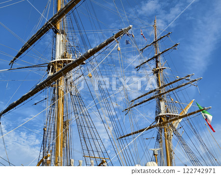 Ropes stretched across the masts of an old ship Ropes stretched across the masts of an old ship 122742971