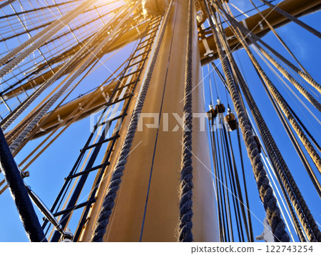 Ropes stretched across the masts of an old ship 122743254