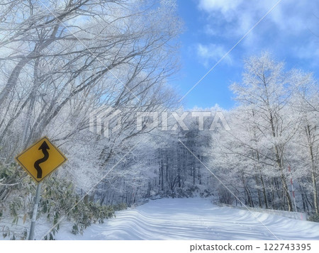 A mountain path covered with frost (S202501111232) A mountain path covered with frost (S202501111232) 122743395