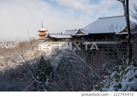 被大雪覆蓋的清水寺本殿和三重塔 122743472