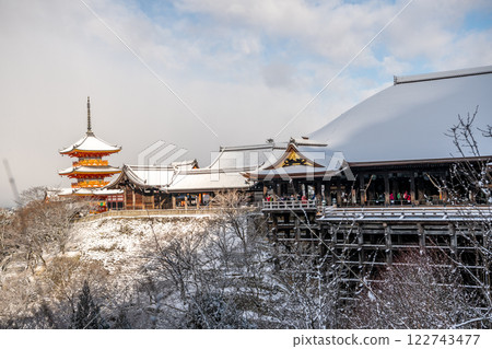 The main hall and three-story pagoda of Kiyomizu-dera Temple covered in snow 122743477