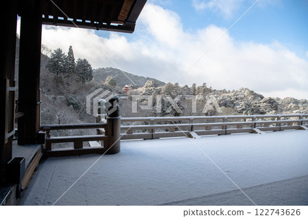 The snow-covered stage at Kiyomizu The snow-covered stage at Kiyomizu 122743626