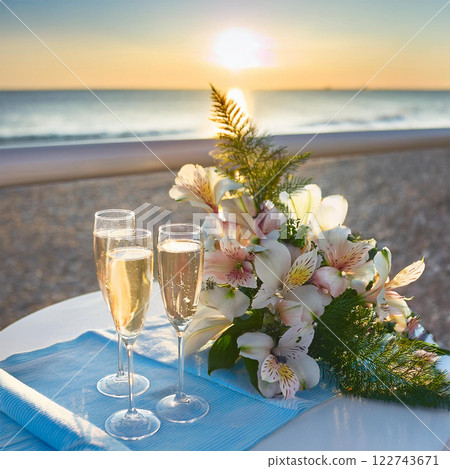 海邊桌上的鮮花和香檳杯 122743671