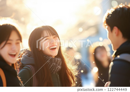 大學生在校園裡聊天 122744449