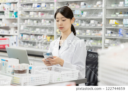 Dispensing pharmacy 122744659