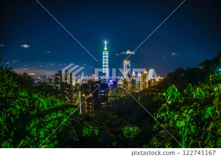 台北從大象山的夜視圖在台北 台北從大象山的夜視圖在台北 122745167