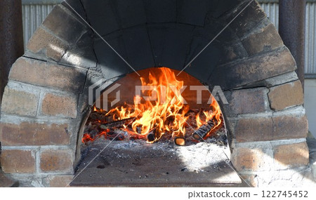 披薩烤箱火焰 122745452