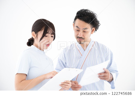 一名男子在健康檢查期間接受公共衛生護理師的健康指導 - 陽性 一名男子在健康檢查期間接受公共衛生護理師的健康指導 - 陽性 122745686