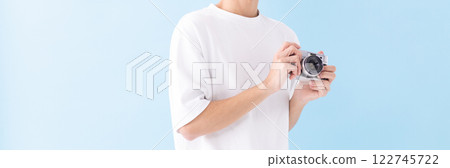 一名男子手持相機的影像（庫存照片） 122745722