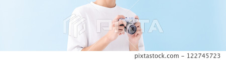 Image of a man holding a camera (stock photo) 122745723