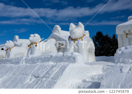 Snow sculptures of dogs lined up at the 2025 Dog Festival in Yuzawa City, Akita Prefecture 122745879