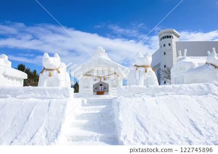 2025年：天氣晴朗，秋田縣湯澤市的狗祭上出現了雪雕 122745896