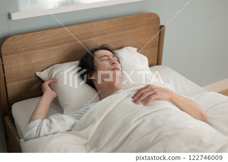 睡在床上的男人 122746009