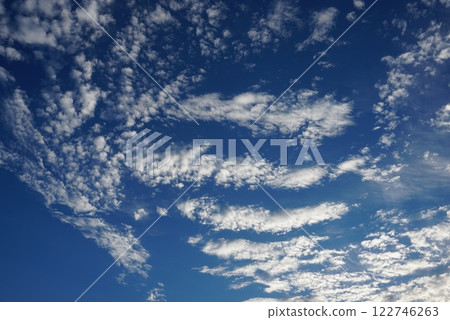 漂浮在藍天上的雲彩 漂浮在藍天上的雲彩 122746263