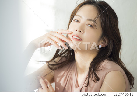 一個美麗的中年婦女的肖像 122746515