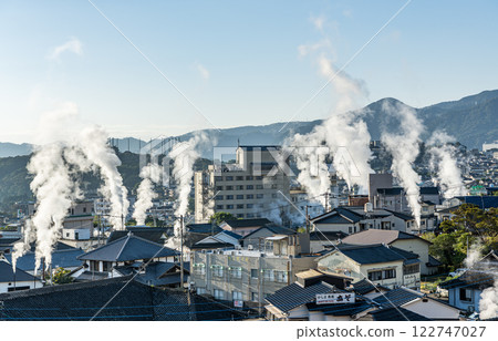 大分縣別府市：鐵輪溫泉週邊的冬日街景，清晨的陽光照耀蒸汽 122747027