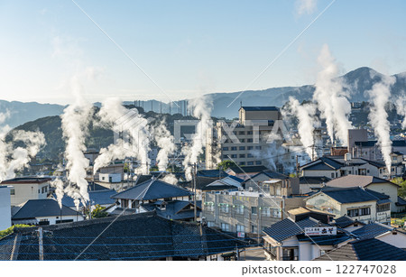 Beppu City, Oita Prefecture: Winter streetscape around Kannawa Onsen with steam lit up by the morning sun 122747028