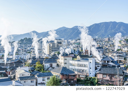 Beppu City, Oita Prefecture: Winter streetscape around Kannawa Onsen with steam lit up by the morning sun 122747029