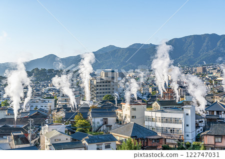 大分縣別府市：鐵輪溫泉週邊的冬日街景，清晨的陽光照耀蒸汽 122747031