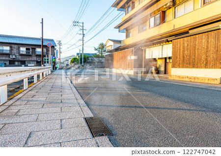 Beppu City, Oita Prefecture: Steam rising from the road at Kannawa Onsen 122747042