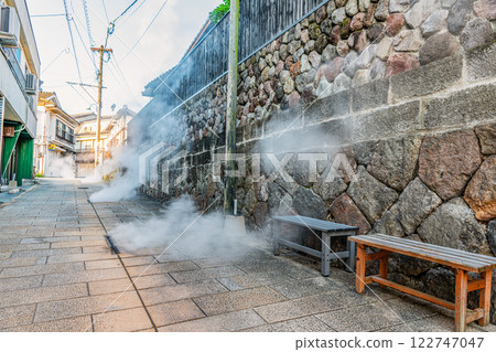 大分縣別府市：鐵輪溫泉道路邊冒出熱氣 122747047