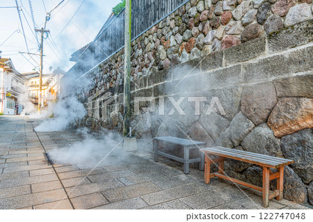 大分縣別府市：鐵輪溫泉道路邊冒出熱氣 122747048