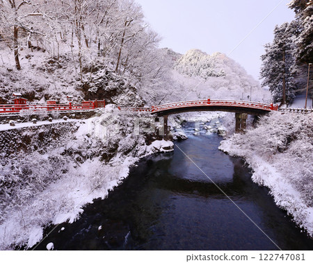 日光市:冬季的日光二荒山神社、神橋 日光市:冬季的日光二荒山神社、神橋 122747081