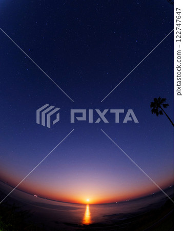 The rising moon 122747647