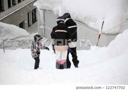 Children on the slopes 122747702