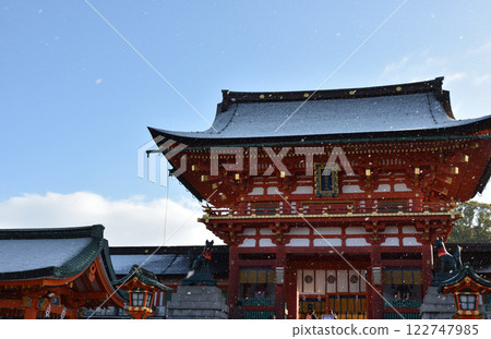 Snowy Fushimi Inari Tower Gate [Important Cultural Property] 122747985