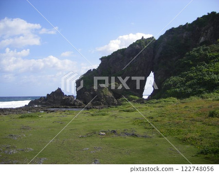 海岸上聳立著一座懸崖 122748056