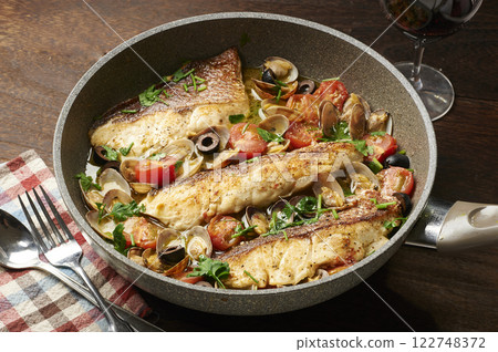 煎鍋烹煮紅鯛魚 122748372