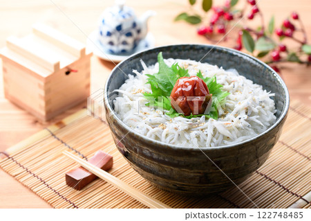 梅子拌銀魚蓋飯 梅子拌銀魚蓋飯 122748485