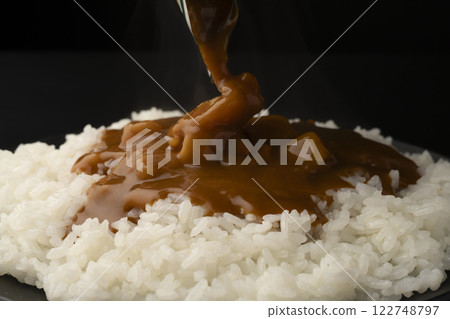 Put instant curry on rice 122748797