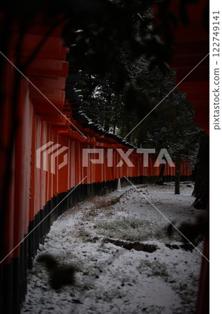 Fushimi Inari Taisha Shrine on a heavy snow day 122749141