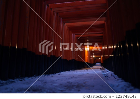 大雪天的伏見稻荷大社 122749142