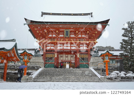 Fushimi Inari Taisha Shrine on a heavy snow day Fushimi Inari Taisha Shrine on a heavy snow day 122749164