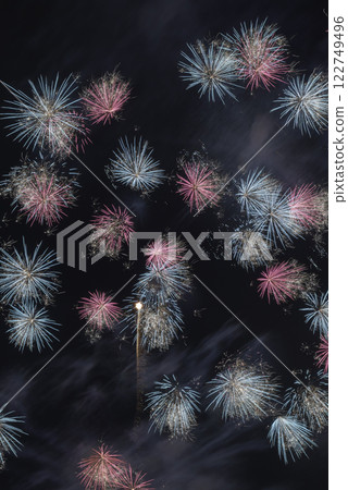 夏日夜空中放煙花 122749496