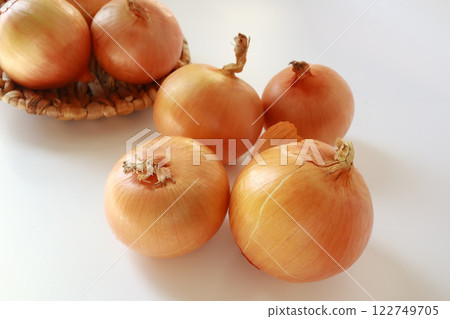 Several fresh onions on a white background 122749705