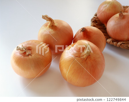 Several fresh onions on a white background 122749844