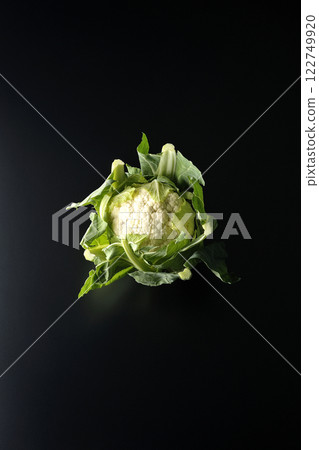 在黑色背景下拍攝的花椰菜 在黑色背景下拍攝的花椰菜 122749920