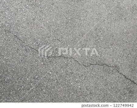 淺灰色瀝青與對角裂縫的水平背景圖 1 122749942